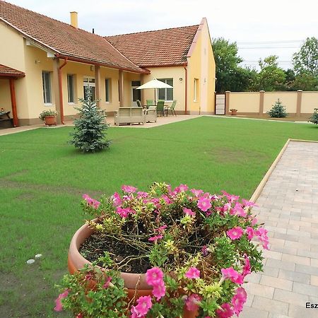 Eszter Apartman Bichișciaba Exterior foto