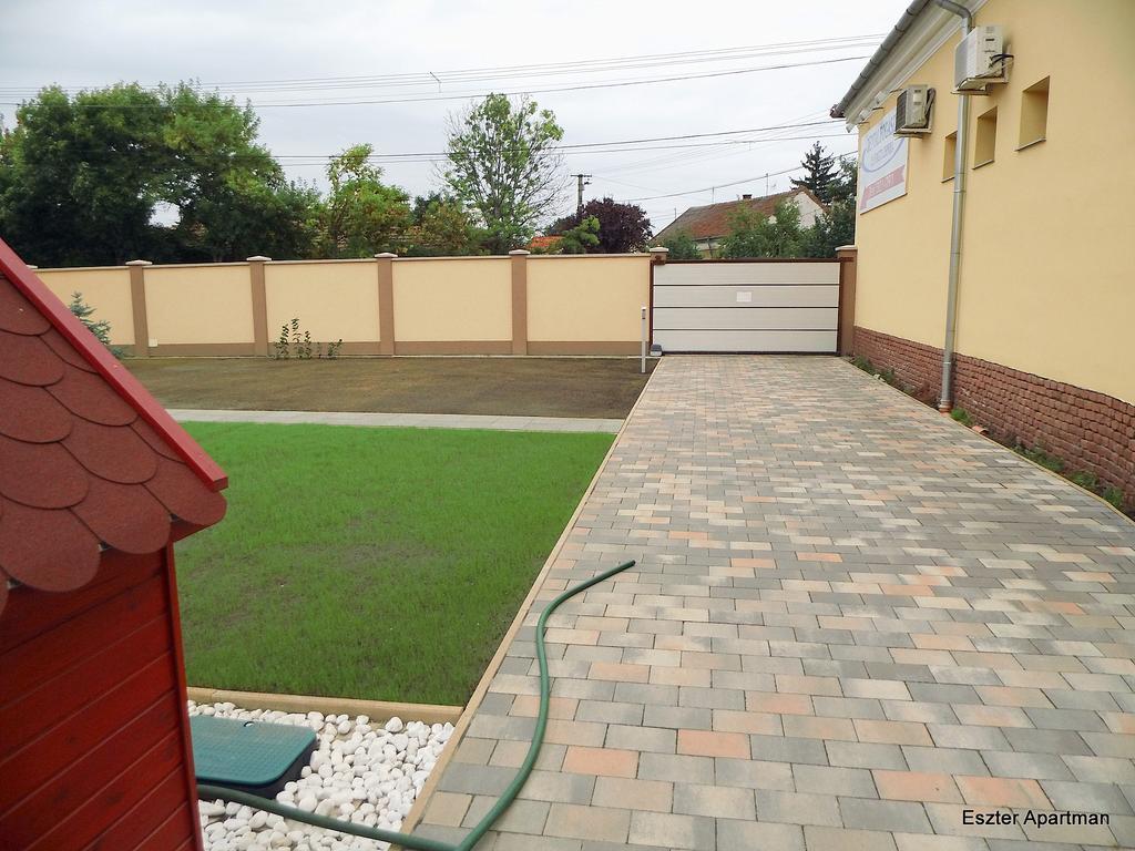 Eszter Apartman Bichișciaba Exterior foto