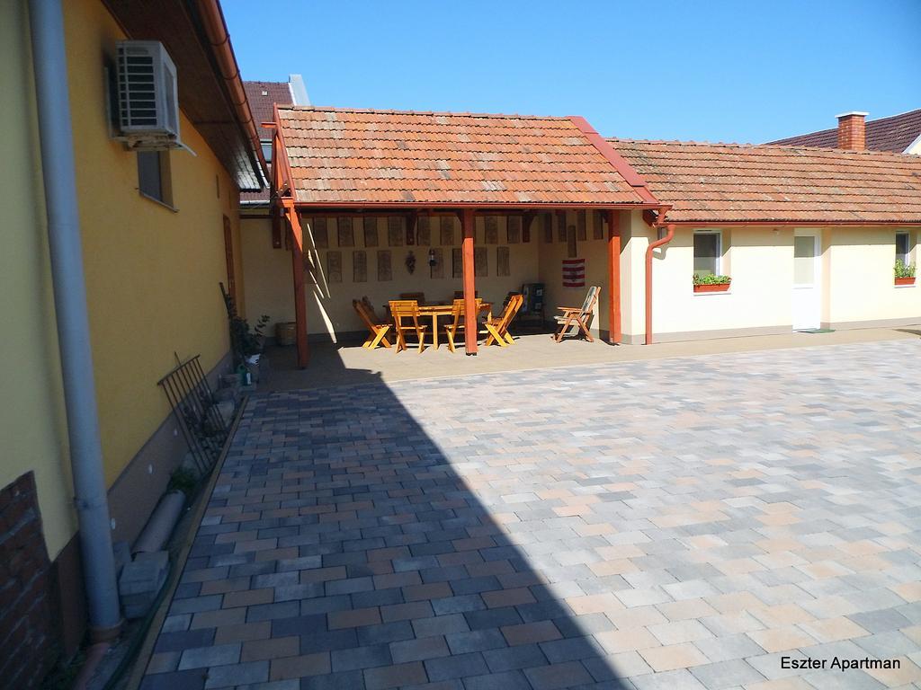 Eszter Apartman Bichișciaba Exterior foto