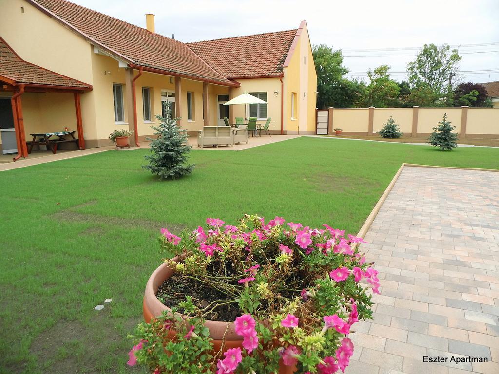 Eszter Apartman Bichișciaba Exterior foto