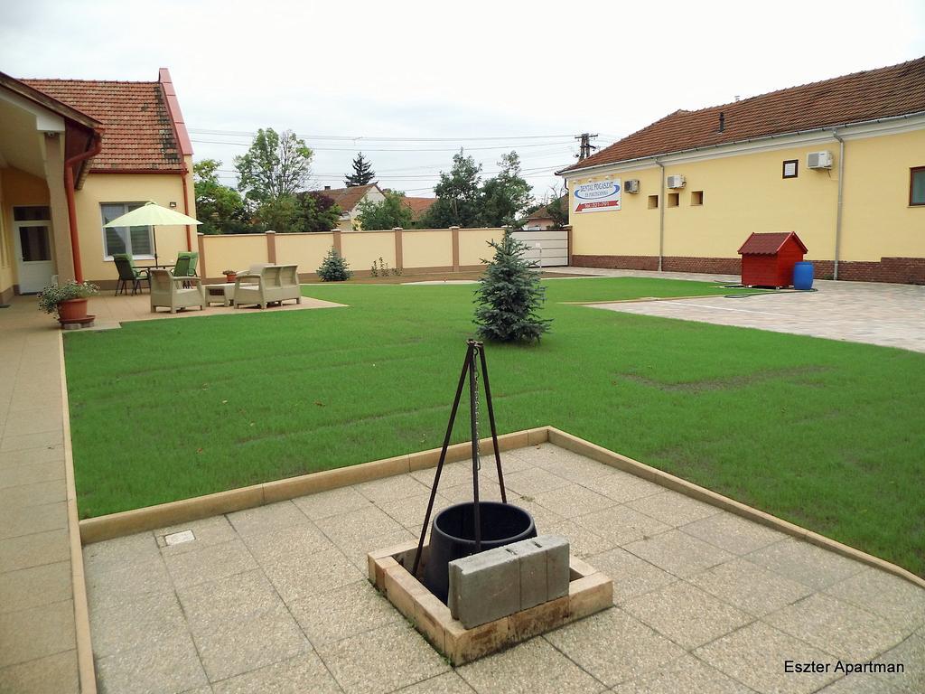 Eszter Apartman Bichișciaba Exterior foto